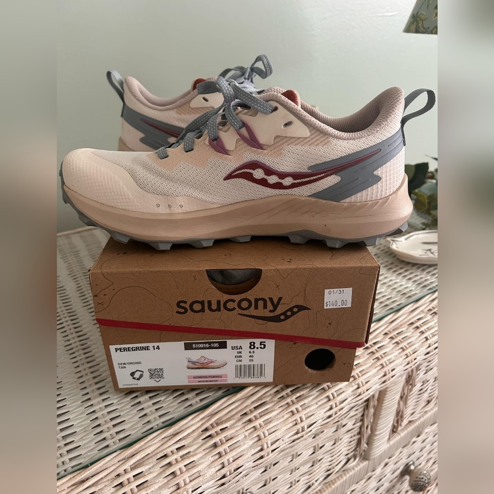 Tennis shoes